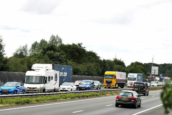 Drie auto's botsen op snelweg