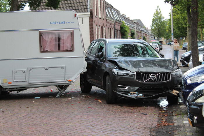 Auto botst op caravan