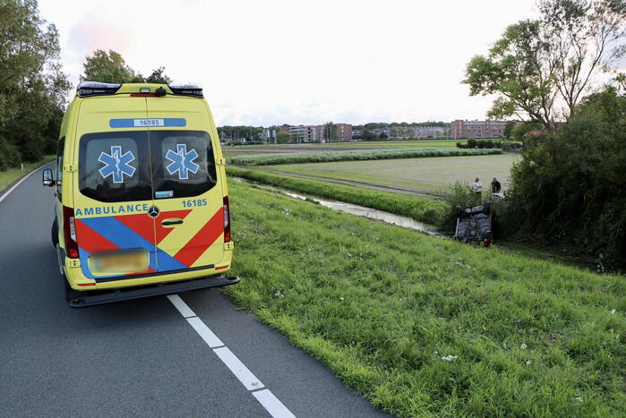 Voertuig belandt in sloot naast afrit