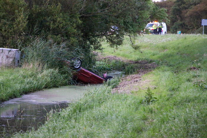 Voertuig belandt in sloot naast afrit