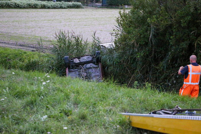 Voertuig belandt in sloot naast afrit