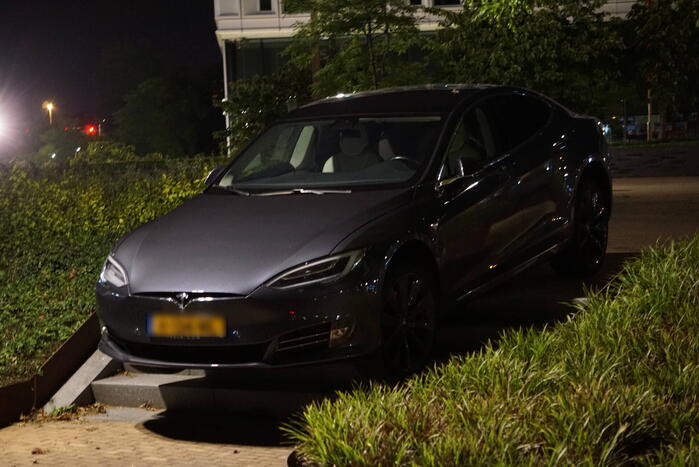 Dronken bestuurder rijdt van trap af