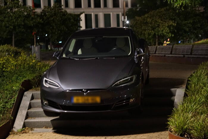 Dronken bestuurder rijdt van trap af