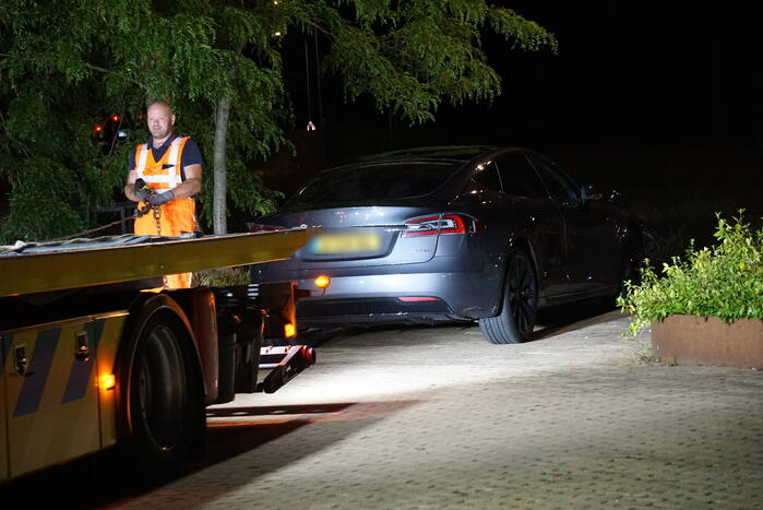 Dronken bestuurder rijdt van trap af