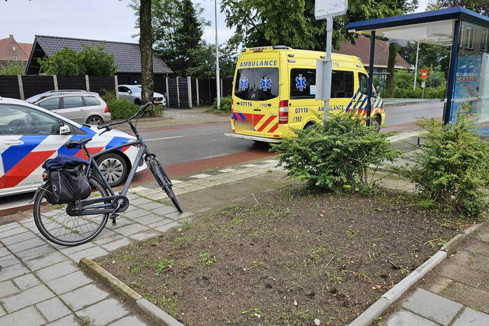 Fietser onderuit op rotonde