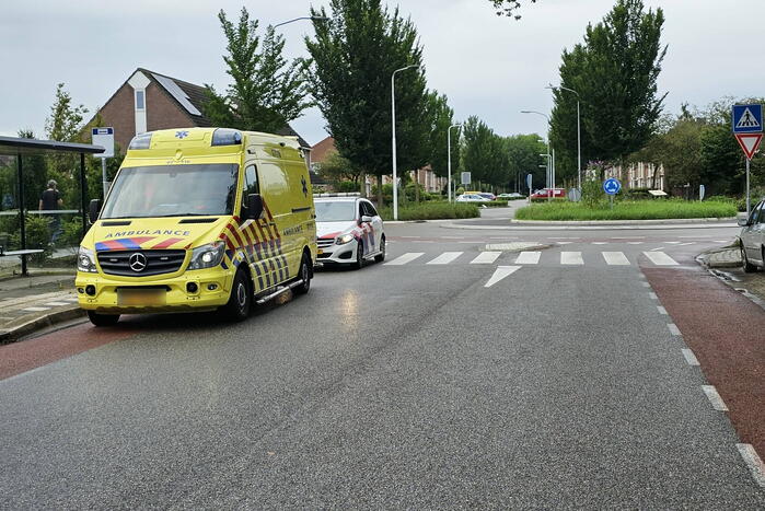 Fietser onderuit op rotonde