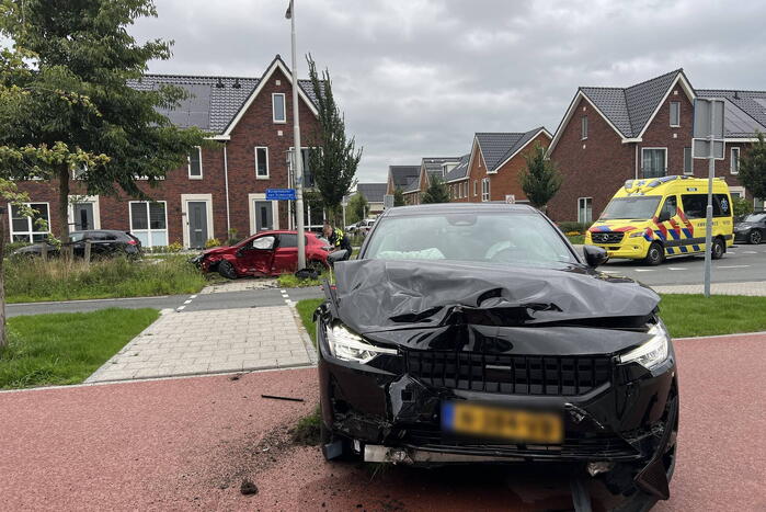 Voertuigen zwaar beschadigd na frontale botsing op kruising