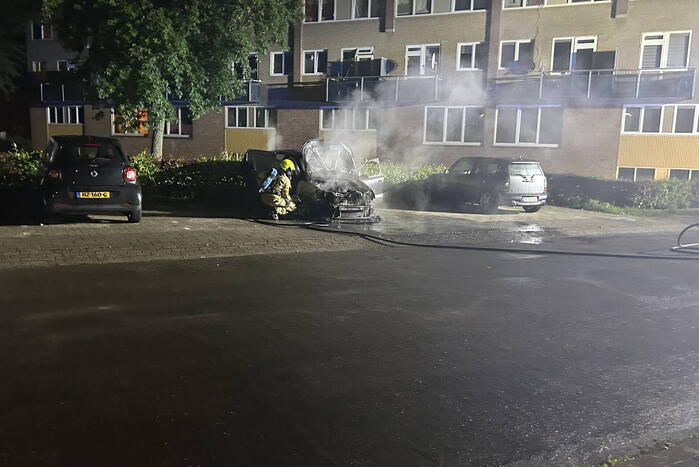 Geparkeerde auto uitgebrand