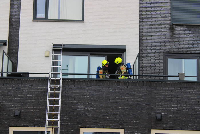 Brand in bovenwoning snel onder controle