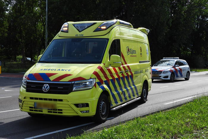 Automobilist schept fietser op oversteekplaats