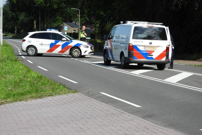 Automobilist schept fietser op oversteekplaats