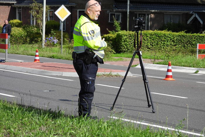 Automobilist schept fietser op oversteekplaats