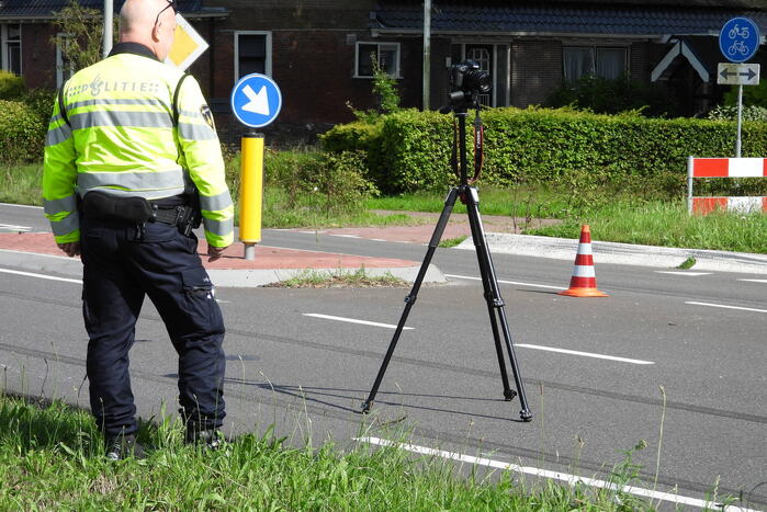 Automobilist schept fietser op oversteekplaats