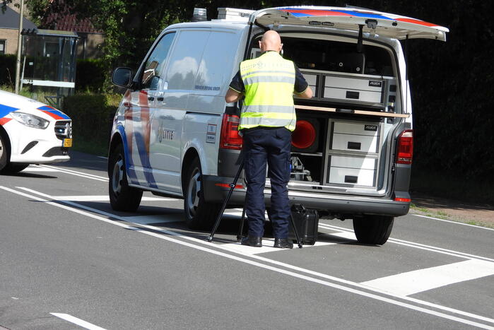 Automobilist schept fietser op oversteekplaats