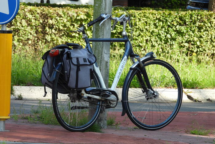 Automobilist schept fietser op oversteekplaats