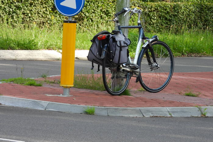 Automobilist schept fietser op oversteekplaats