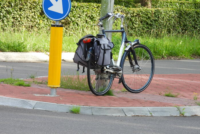 Automobilist schept fietser op oversteekplaats