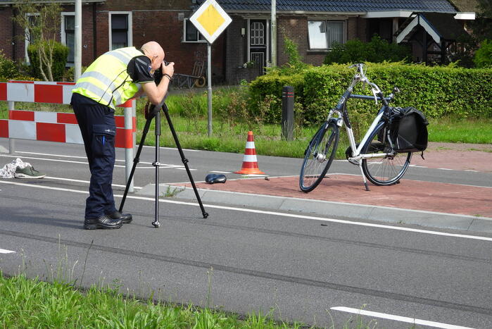Automobilist schept fietser op oversteekplaats