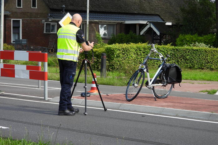 Automobilist schept fietser op oversteekplaats