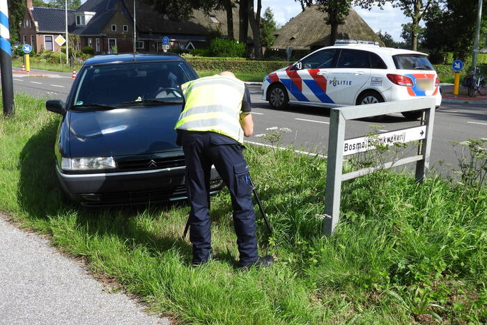 Automobilist schept fietser op oversteekplaats