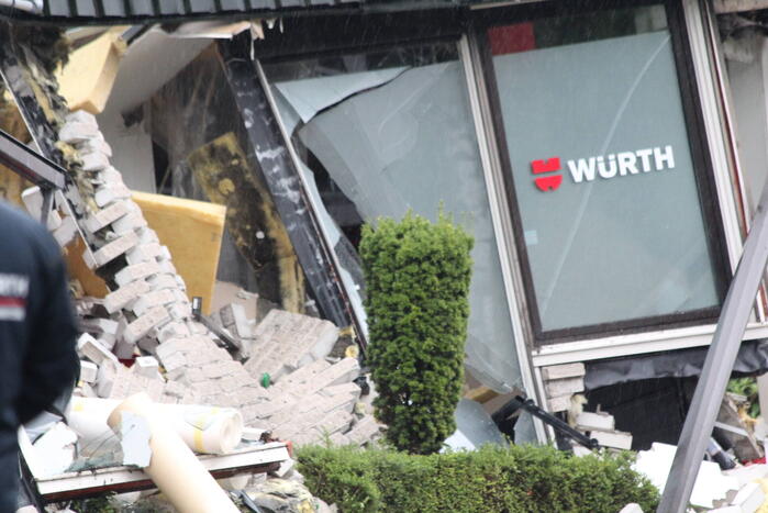 Bedrijfspand ingestort door hevige regenval