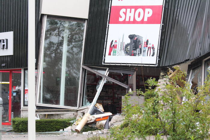 Bedrijfspand ingestort door hevige regenval