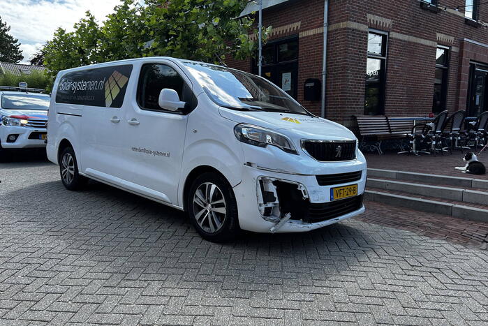 Brommerrijder gewond bij botsing met bestelwagen