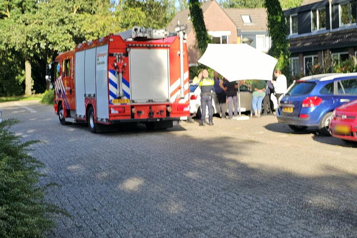 Brandweer slaat ruit auto in om peuter te bevrijden