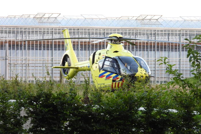 Persoon ernstig gewond na val van paard