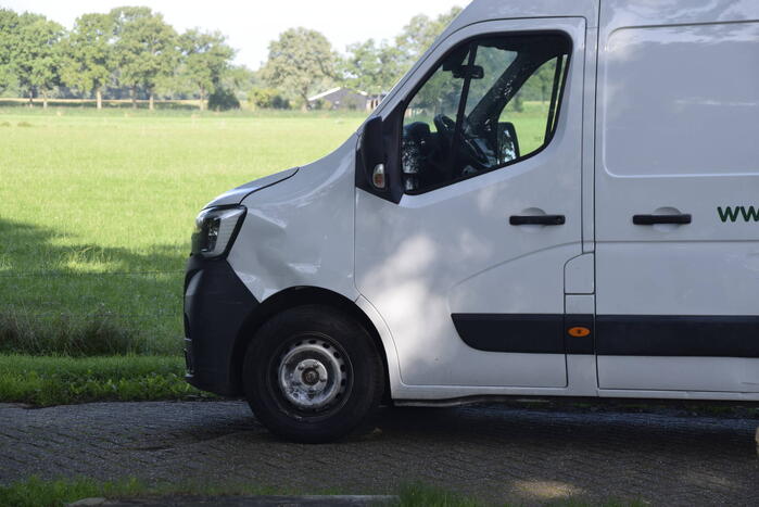 Auto belandt op op zijn kant na botsing