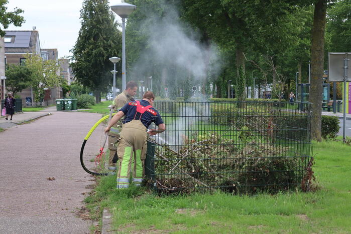 Brandweer ontdekt brand in blad- en snoeikorf