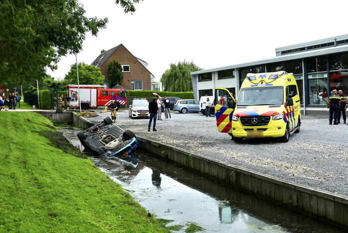 Traumahelikopter ingezet voor auto te water