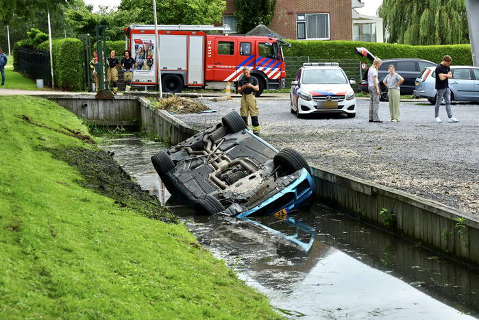 Traumahelikopter ingezet voor auto te water