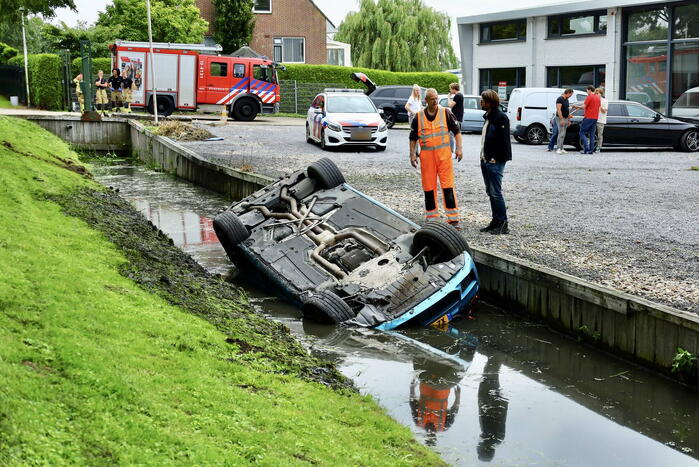Traumahelikopter ingezet voor auto te water