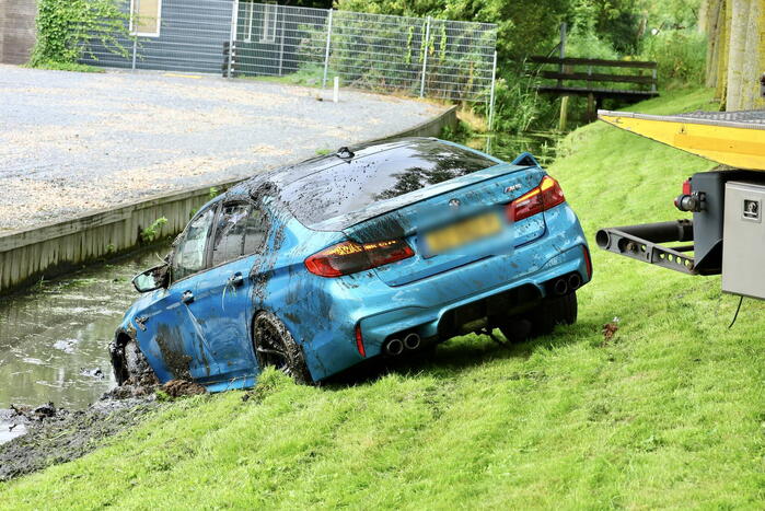 Traumahelikopter ingezet voor auto te water