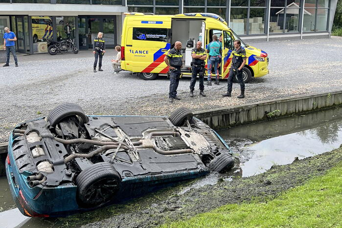 Traumahelikopter ingezet voor auto te water