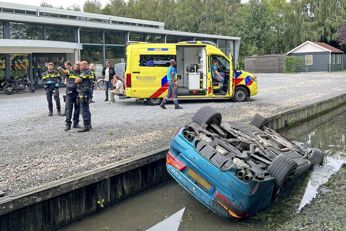 Traumahelikopter ingezet voor auto te water