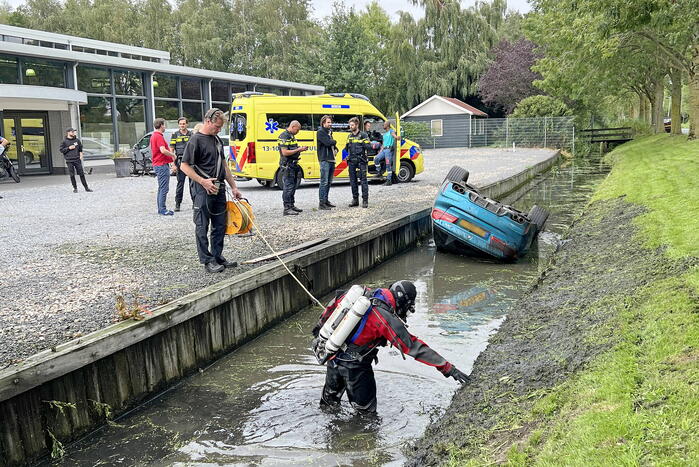 Traumahelikopter ingezet voor auto te water