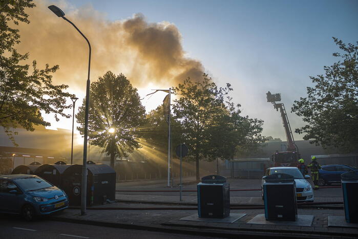 Grote uitslaande brand bij Albert Heijn