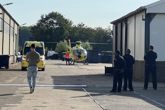 Man ernstig gewond na van van hoogte