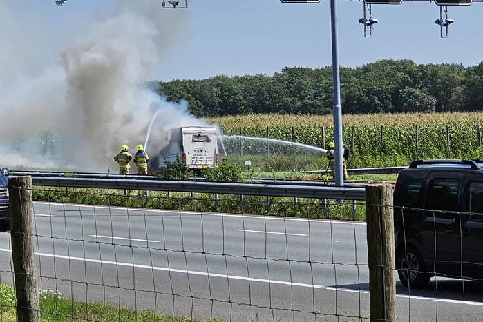 Camper gaat in vlammen op op snelweg
