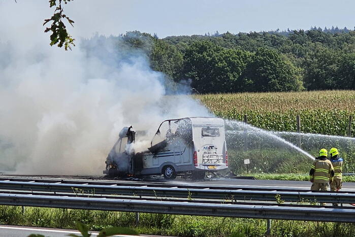 Camper gaat in vlammen op op snelweg