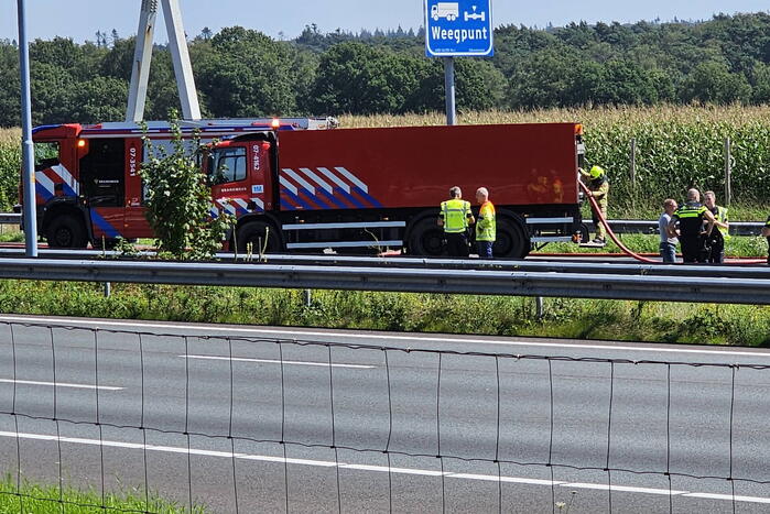 Camper gaat in vlammen op op snelweg