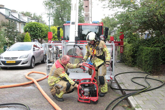 Brandweer redt kat uit brandende woning