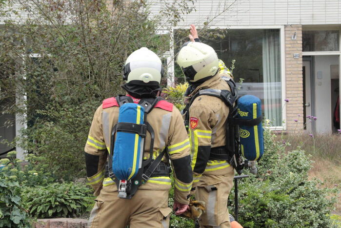 Brandweer redt kat uit brandende woning