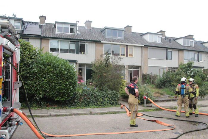 Brandweer redt kat uit brandende woning