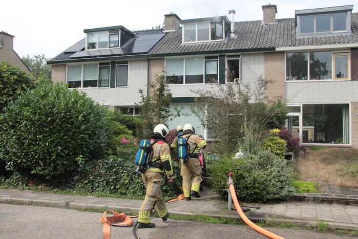 Brandweer redt kat uit brandende woning