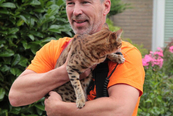 Brandweer redt kat uit brandende woning