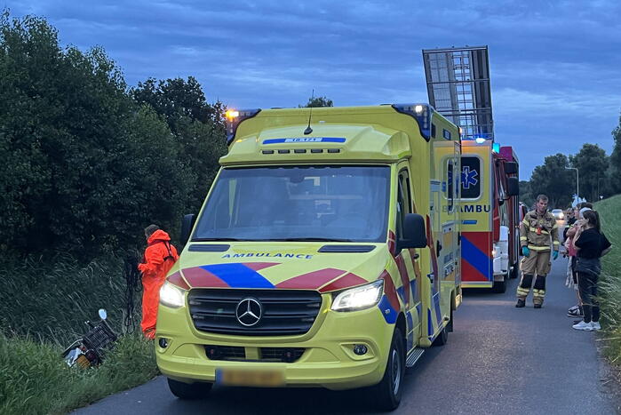 Scooterrijder komt in sloot terecht