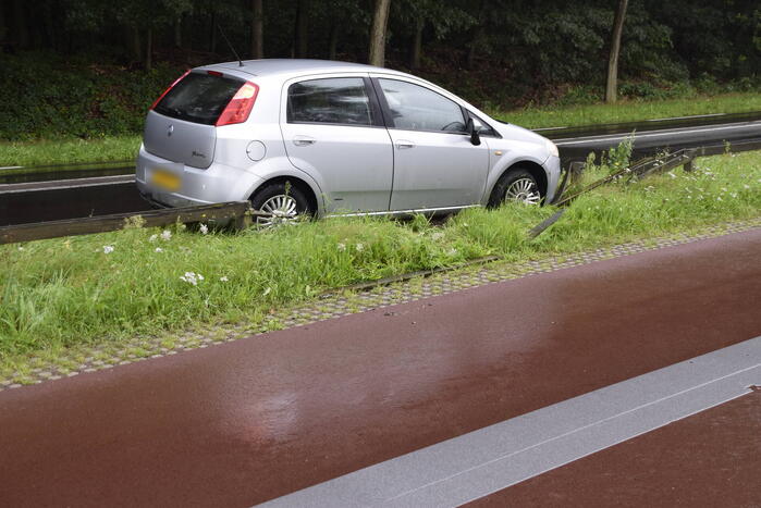 Eenzijdige aanrijding tegen wegafscheiding